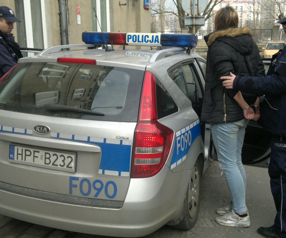 Dziewczyna, nie chcąc kontynuować dalszej znajomości z nim, poprosiła dwójkę swoich rówieśników, by go pobili