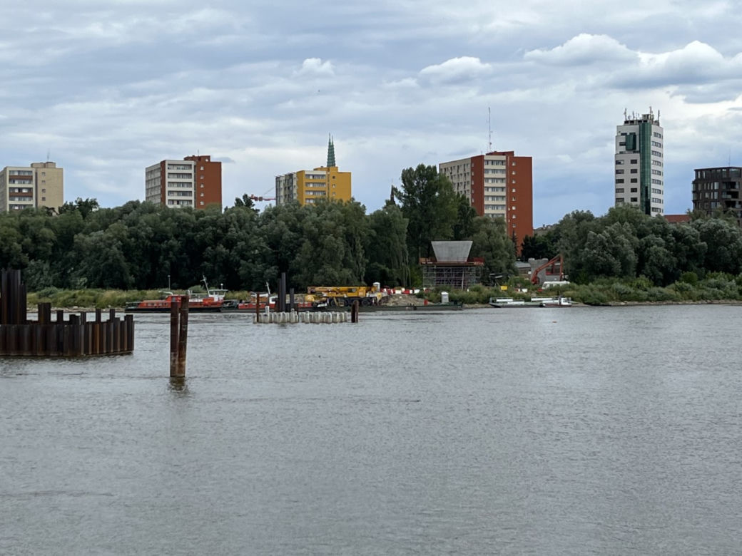 Warszawa: trwa budowa mostu pieszo-rowerowego przez Wisłę