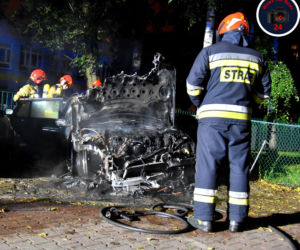 Mercedes płonął jak pochodnia. Pożar auta na Woli
