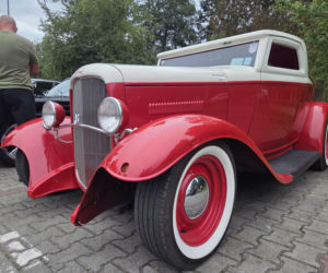 Prawdziwe motoryzacyjne perełki pod Torbydem! Bydgoskie Klasyki Nocą znów zachwyciły