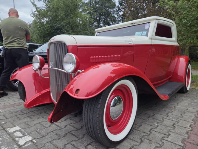 Prawdziwe motoryzacyjne perełki pod Torbydem! Bydgoskie Klasyki Nocą znów zachwyciły