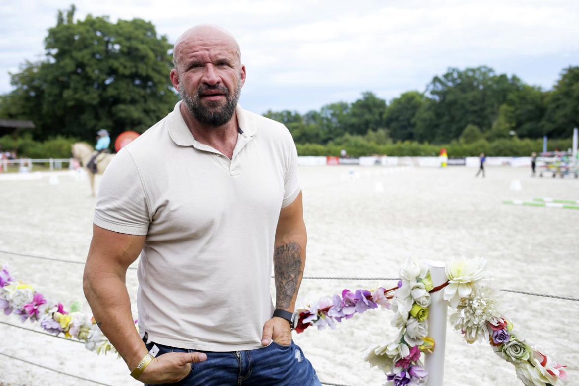Tomasz Oświeciński filmową gwiazdą produkcji Vegi. Tak celebryta zmieniał się przez lata