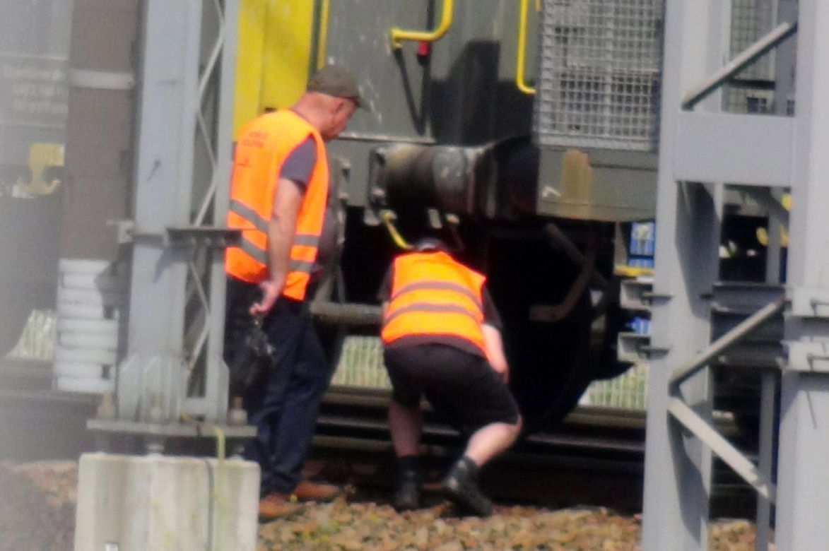 Makabra na torach w Warszawie. Rozczłonkowane ciało leży na torach