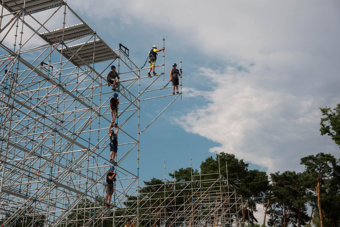 Budowa sceny na Rap Stacja Festival