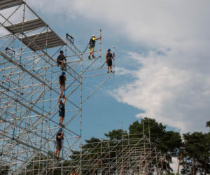 Budowa sceny na Rap Stacja Festival