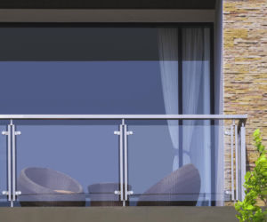 Balustrady szklane na balkonach i schodach – aspekty techniczne