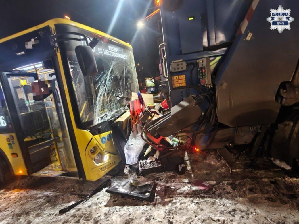 Wypadek w Bytomiu z udziałem autobusu i śmieciarki