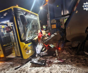 Śliska jezdnia i chwila nieuwagi. Groźny wypadek w Bytomiu