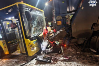 Śliska jezdnia i chwila nieuwagi. Groźny wypadek w Bytomiu