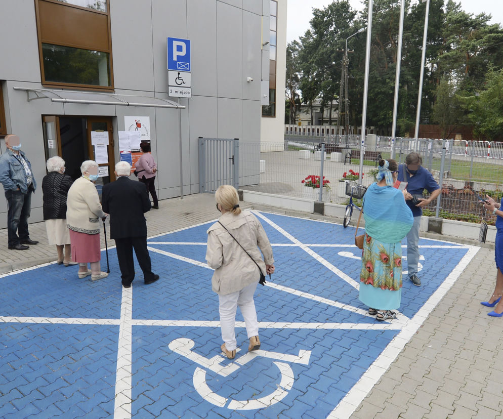 Wybory 2020. Kolejki przed komisjami wyborczymi