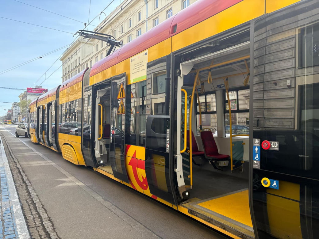 Paraliż w centrum Warszawy. Kierowca BWM zaparkował na torach. Wszystko stanęło!