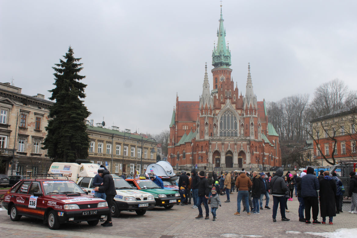 WOŚP 2023 w Krakowie: zlot samochodów Złombol na Rynku Podgórskim