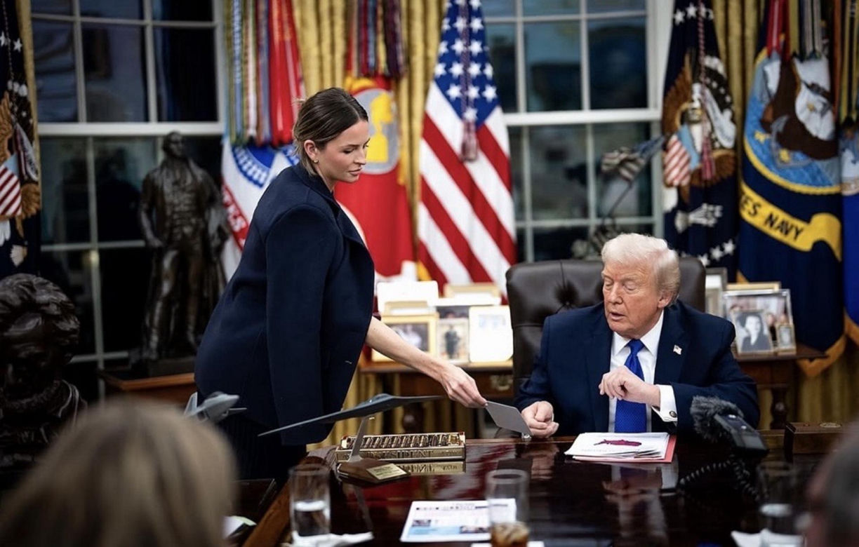 Trump obsypuje młode asystentki pieniędzmi! "Na Święta"
