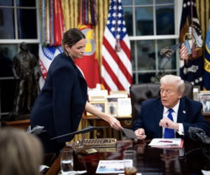 Trump obsypuje młode asystentki pieniędzmi! Na Święta