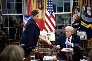 Trump obsypuje młode asystentki pieniędzmi! Na Święta
