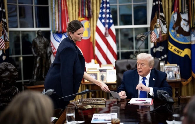Trump obsypuje młode asystentki pieniędzmi! "Na Święta"