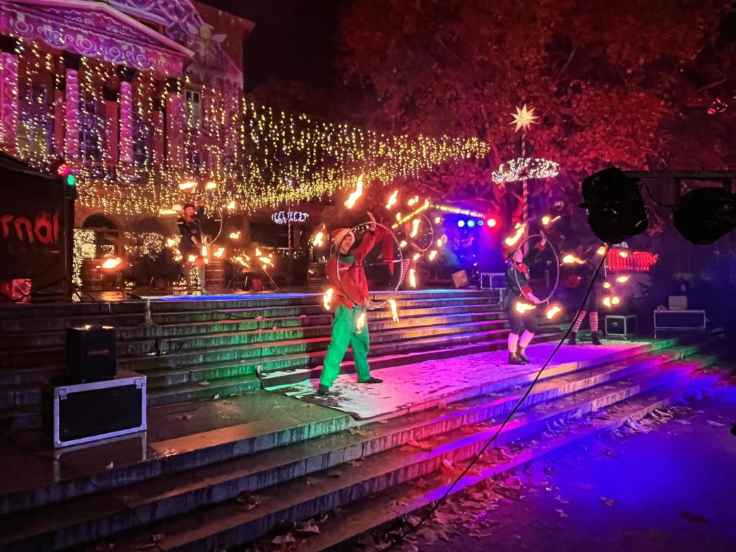 Betlejem Poznańskie 2023. Zimowe Fire Show na placu Wolności w Poznaniu