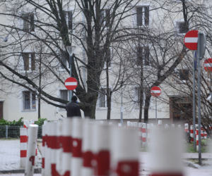 Słupki i znaki zakazu zalały osiedle. Drogowy absurd w Śródmieściu