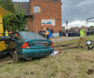 Drezyna uderzyła w samochód. Wielka akcja służb na przejeździe w Ostrowie [ZDJĘCIA]