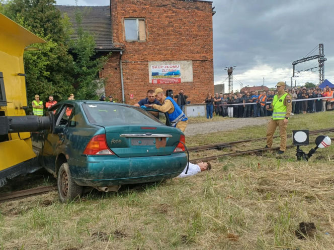 Drezyna uderzyła w samochód. Wielka akcja służb na przejeździe w Ostrowie [ZDJĘCIA]