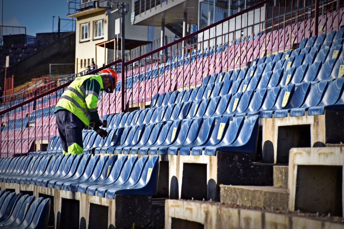 Demontaż krzesełek z północnej trybuny Stadionu Miejskiego w Szczecinie