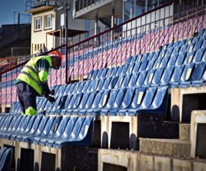 Demontaż krzesełek z północnej trybuny Stadionu Miejskiego w Szczecinie