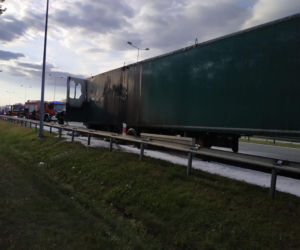 Naczepa tira poszła z dymem! Utrudnienia na A2 koło Konina [ZDJĘCIA]