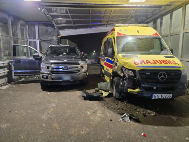 Uderzył w SOR i karetkę! Pasażerka pick-upa w Wejherowie wywołała chaos