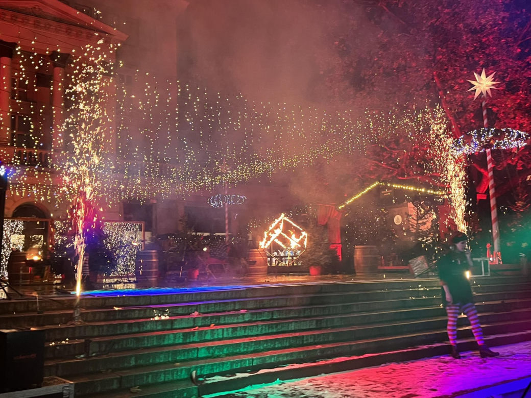 Betlejem Poznańskie 2023. Zimowe Fire Show na placu Wolności w Poznaniu