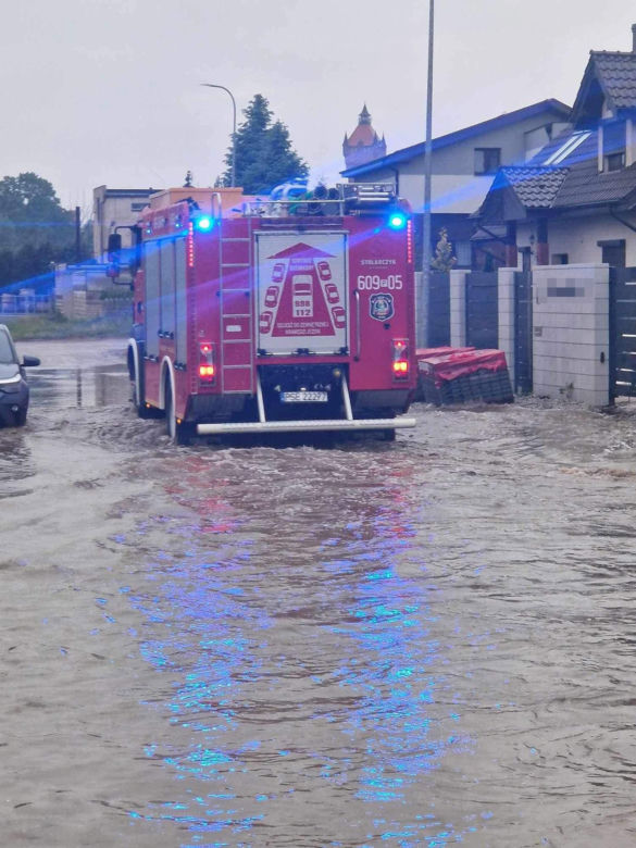 Potężna ulewa nad Śremem! Miasto zalane. Strażacy walczą z żywiołem [ZDJĘCIA]. 