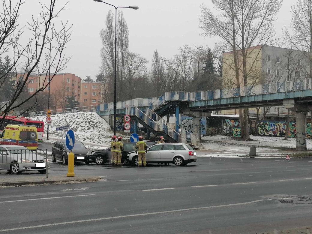 Zderzenie trzech pojazdów na skrzyżowaniu w Lublinie