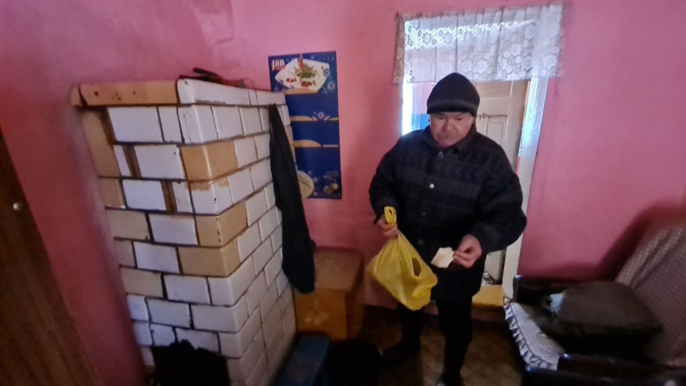 Marzł w domu, więc spalił materac