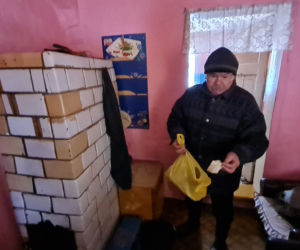 Marzł w domu, więc spalił materac