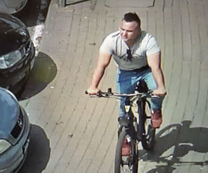 Ukradł rower i pojechał w siną dal! Rozpoznajesz tego mężczyznę? 