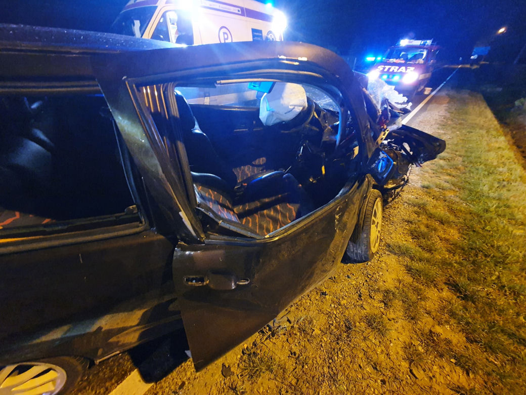Trzy osoby ranne po czołowym zderzeniu osobówek. 21-latek stracił panowanie nad seatem