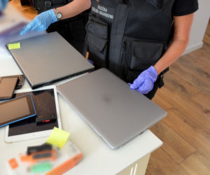 KAS rozbiła grupę przestępczą. Chodzi o fałszowanie faktur VAT. 10 osób zatrzymanych. Znaleziono broń i narkotyki