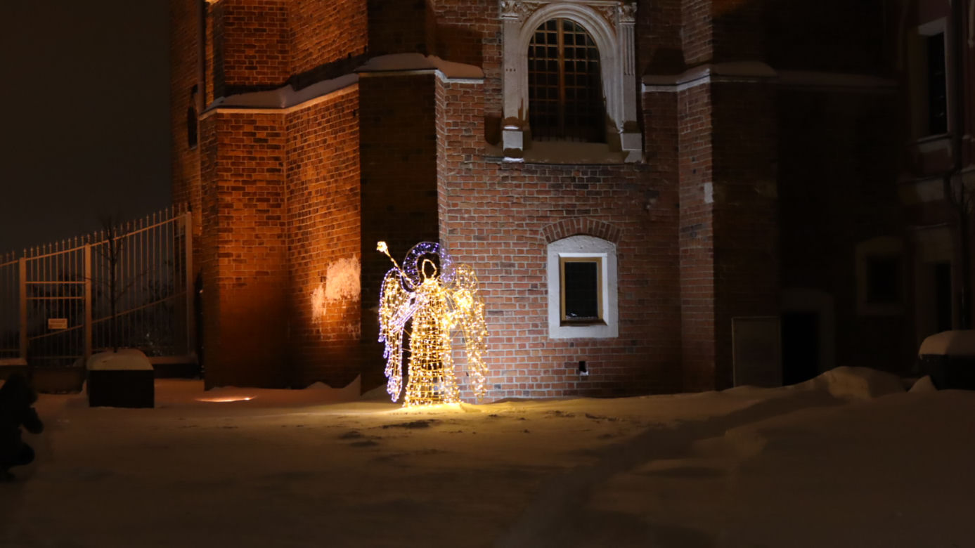Lublin wieczorową porą. W mieście świąteczne ozdoby i hałdy śniegu. Zobacz zdjęcia!