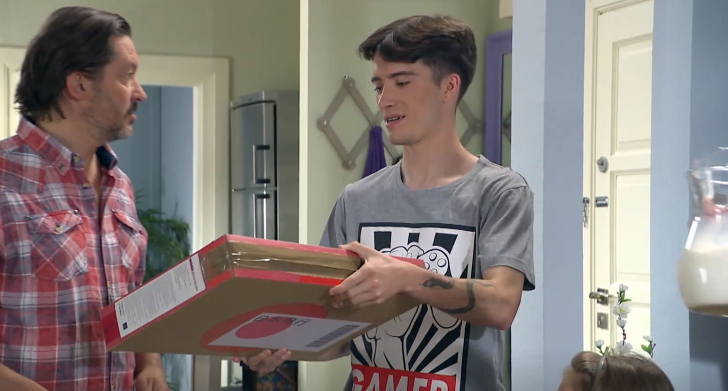 Na Wspólnej odc. 3529: Bogdan (Wojciech Brzeziński), Franek (Nathan Czyżewski) 