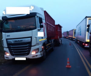 Radomsko: Zderzenie busa z tirem na DK 42. Nie żyje 55-latek, droga jest teraz ZABLOKOWANA 