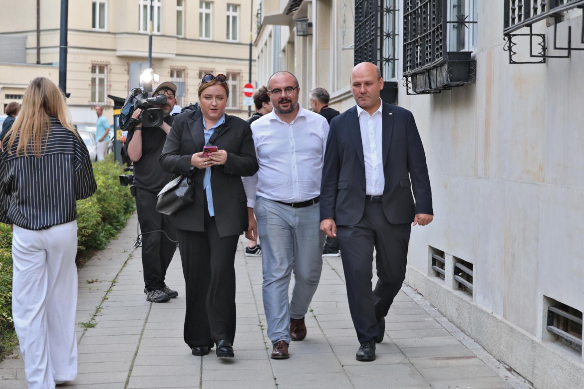 Zamiast na Nowogrodzkiej, Morawiecki i jego stronnicy spotkali się przy Konopnickiej. Były cukierki dla dziennikarzy