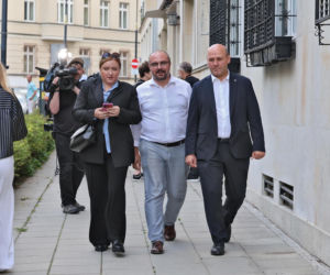 Zamiast na Nowogrodzkiej, Morawiecki i jego stronnicy spotkali się przy Konopnickiej. Były cukierki dla dziennikarzy