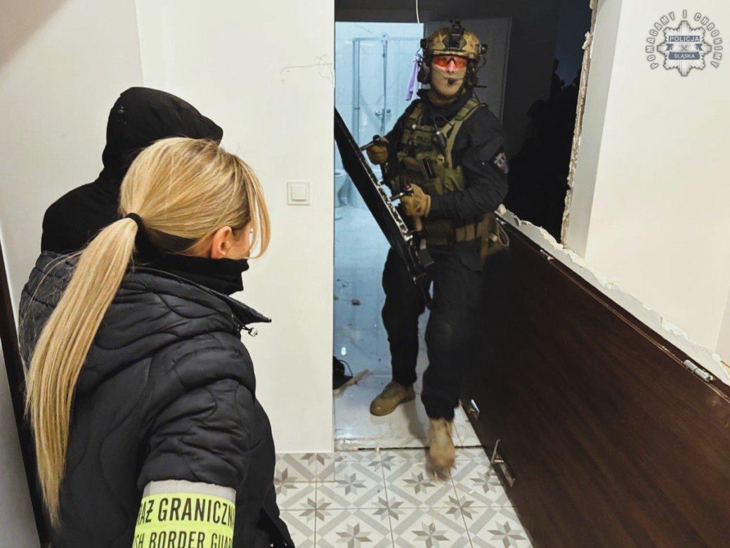 Policja rozbiła gang pseudokibiców ze Śląska. W tle handel narkotykami, przemyt i handel ludźmi