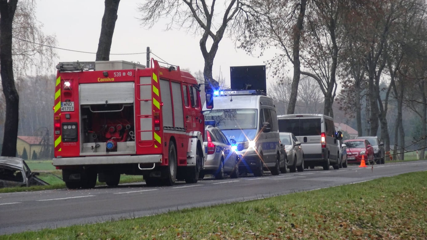 25-latek uderzył w drzewo