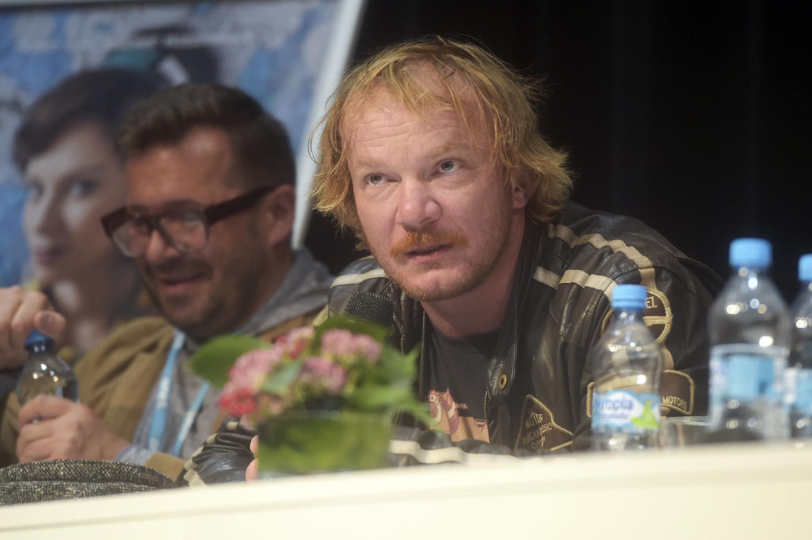 Tak zaczynał Eryk Lubos. Od dresiarza w Kiepskich do jednego z największych twardzieli polskiego kina