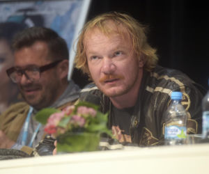 Tak zaczynał Eryk Lubos. Od dresiarza w Kiepskich do jednego z największych twardzieli polskiego kina