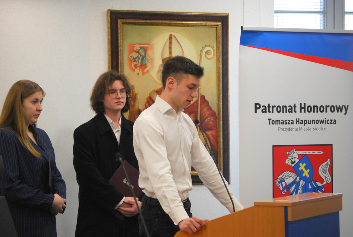 W marcu 2025 roku 47 uczniów szkół podstawowych i ponadpodstawowych debatowało w Urzędzie Miasta Siedlce w ramach kampanii profilaktycznej „Widzę – rozmawiam – reaguję”.
