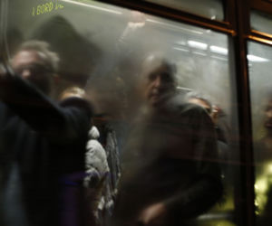 Ewakuacja ludzi z klubu Bataclan