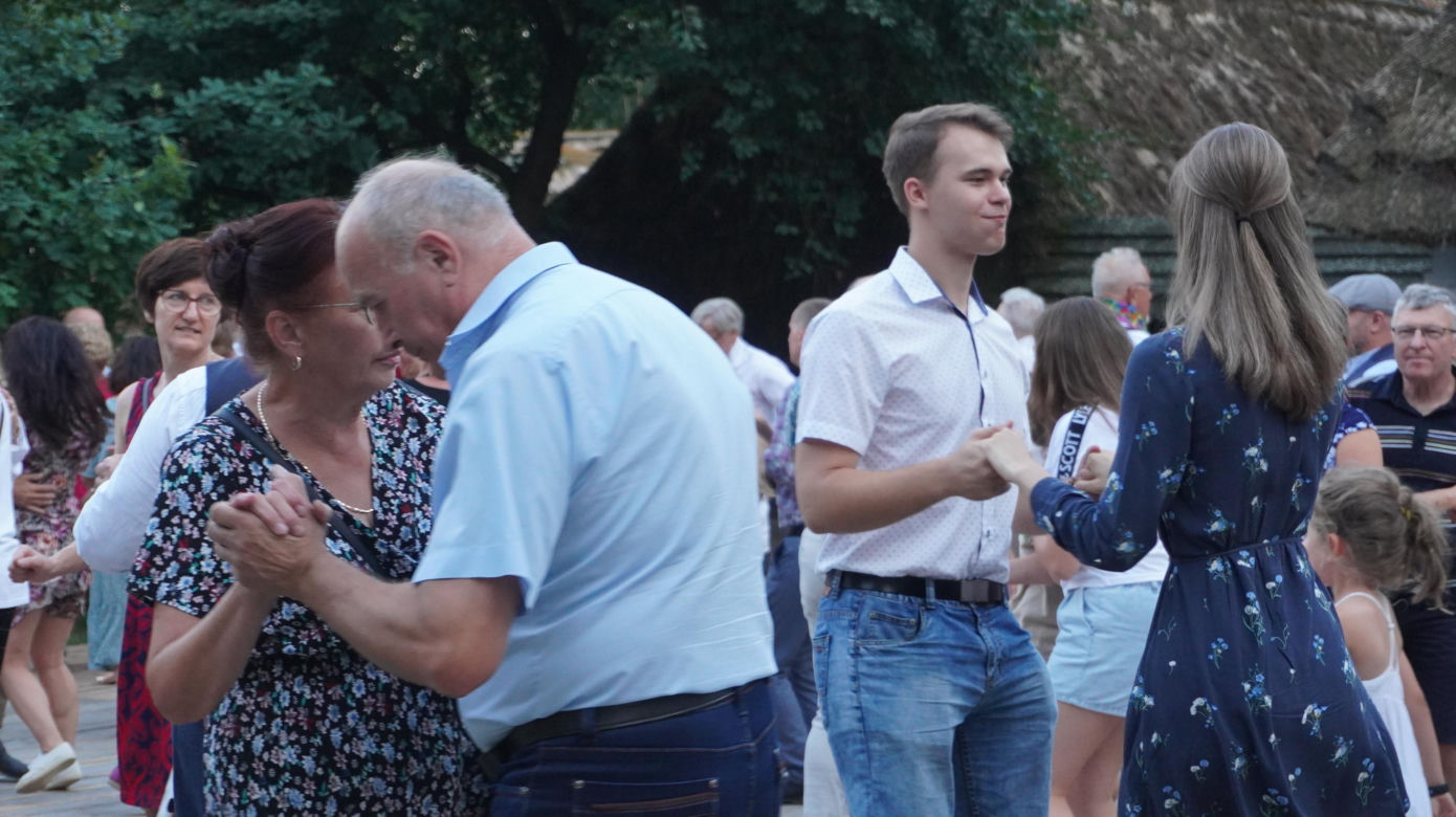 „Tańcowali” na parkiecie w Muzeum Wsi Lubelskiej aż miło było patrzeć! FOTORELACJA z sobotniej potańcówki