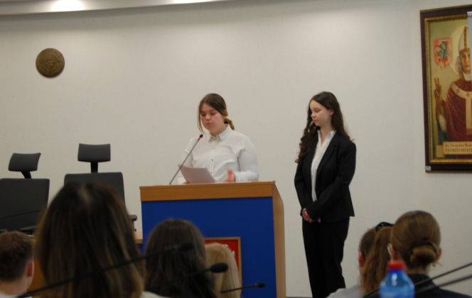 W Siedlcach odbyła się debata uczniów szkół podstawowych pt. „Czy pokolenia potrafią jeszcze ze sobą rozmawiać?”