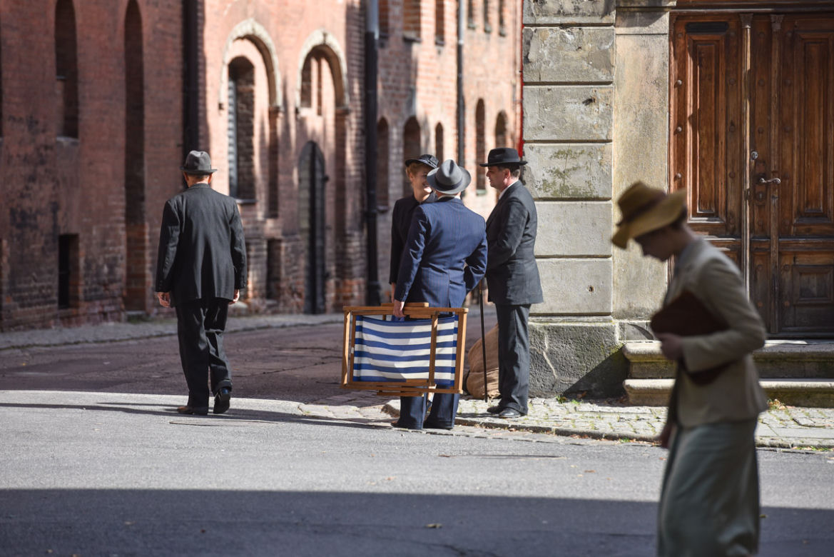 Nazistowskie symbole na starówce w Toruniu. Kręcą tam nowy film